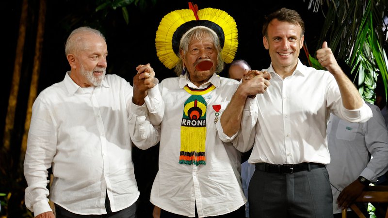 Fotografija: Vodja ljudstva Kayapo Raoni Metuktire (v sredini) z brazilskim predsednikom Lulo da Silvo (levo) in francoskim predsednikom Emmanuelom Macronom. FOTO: Ludovic Marin/AFP