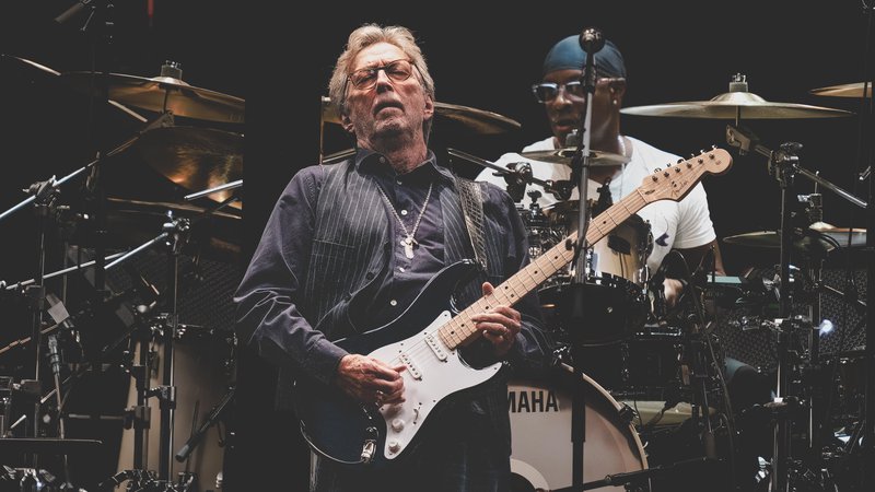 Fotografija: Eric Clapton (predlani na koncertu v Detroitu) zase pravi, da bi moral biti glede na vse, kar je v življenju naredil narobe, že zdavnaj pod rušo, a očitno ima stvarnik z njim drugačne načrte. FOTO: Shutterstock