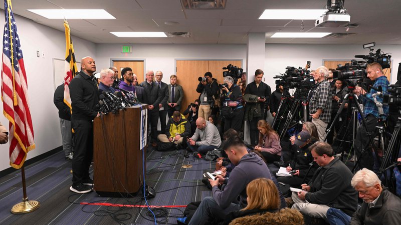 Fotografija: Na tiskovni konferenci, kjer so sporočili novico o najdenih truplih, je spregovoril tudi guverner zvezne države Maryland Wes Moore. FOTO: Roberto Schmidt/AFP