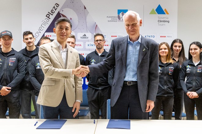 Predsednik skupine Toyota Adria Yosuke Arai in predsednik Planinske zveze Slovenije Jože Rovan ob podpisu sponzorske pogodbe FOTO: Voranc Vogel