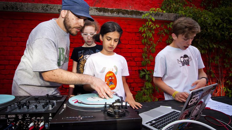 Fotografija: Udeleženci Mladega Rapetka se učijo tudi DJ-anja. FOTO: Maša Gojić