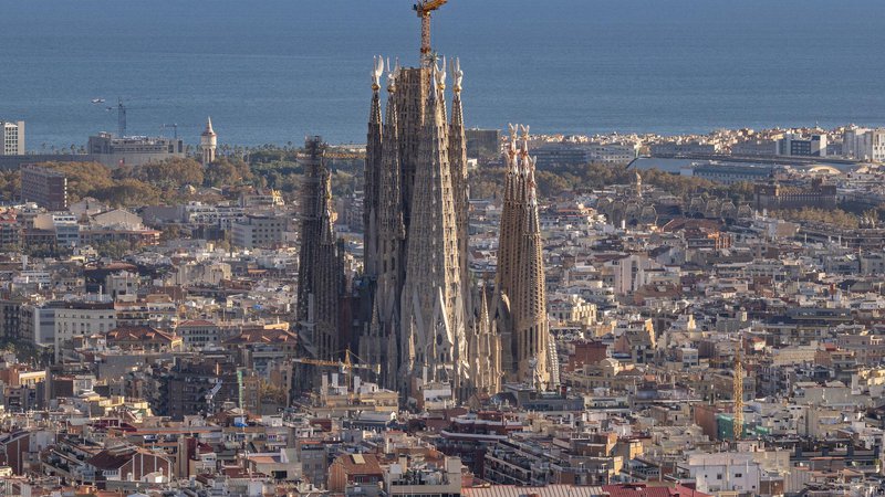 Fotografija: Sagrada Familia se vidno dviguje nad panoramo katalonske prestolnice in je ena največjih španskih znamenitosti. FOTO: Pep Daudé