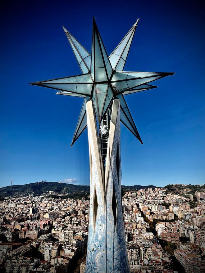 Decembra 2021 so blagoslovili dokončanje drugega najvišjega stolpa, 138-metrskega stolpa Device Marije, in prvič prižgali pettonsko zvezdo na njem. FOTO: Promocijsko gradivo