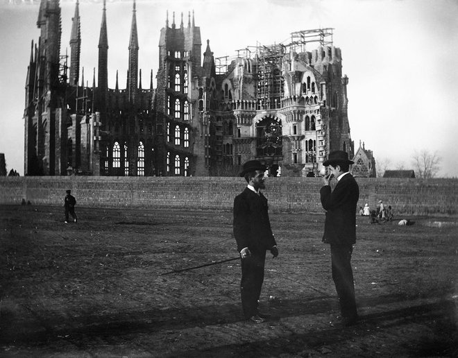 Tako je bilo videti gradbišče leta 1905. FOTO: Wikipedija/ Baldomer Gili I Roig