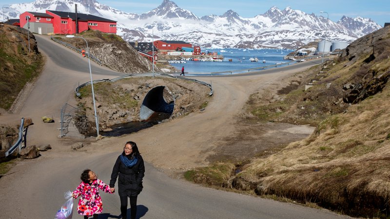 Fotografija: Danska je hotela na Grenlandiji v prejšnjem stoletju število domorodnega prebivalstva zmanjšati tudi s tem, da so zdravniki dekletom vstavljali maternične vložke. FOTO: Lucas Jackson/Reuters