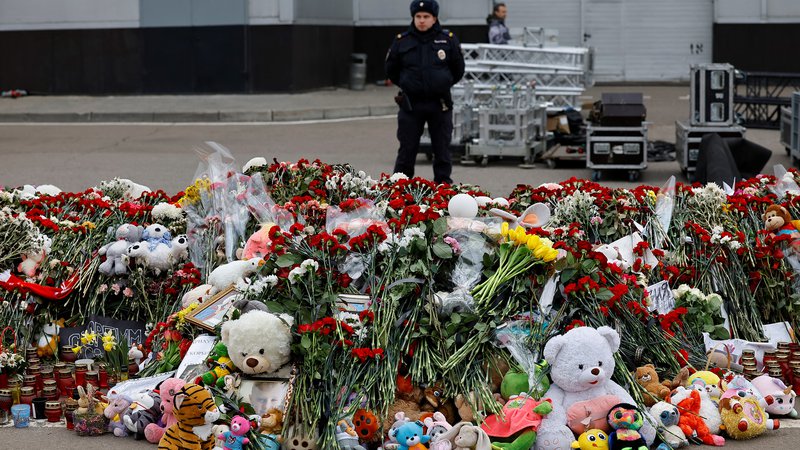 Fotografija: Rusija je v povezavi z napadom pridržala 12 ljudi, osem jih je obtožila kaznivih dejanj, povezanih s terorizmom. FOTO: Evgenia Novozhenina/Reuters