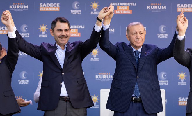 Turški predsednik s svojih županskim kandidatom Muratom Kurumom med petkovim predvolilnim shodom v Istanbulu. FOTO: Umit Bektas/Reuters