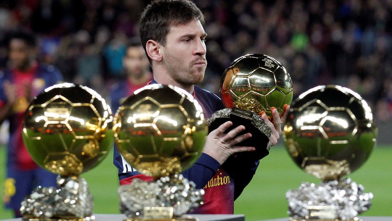 Fotografija: Leo Messi in njegove zlate žoge. FOTO: Albert Gea/Reuters