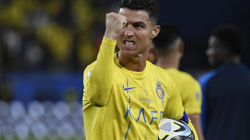 Fotografija: Cristiano Ronaldo je za spomin vzel s seboj žogo, s katero je zabil tri gole v majici Al-Nasra. FOTO: Stringer/Reuters