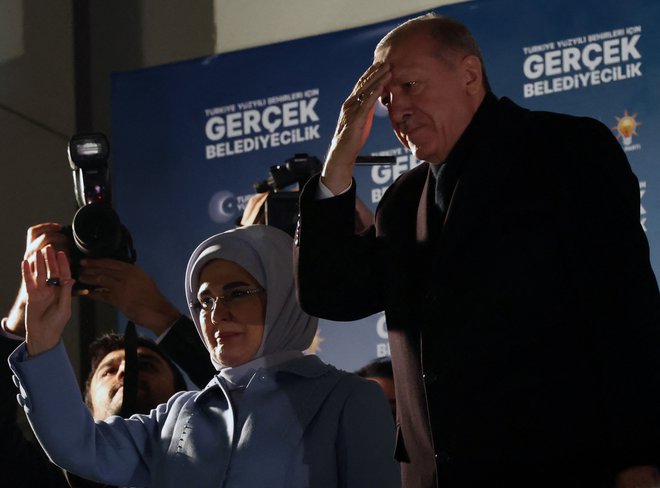 Turški predsednik Recep Tayyip Erdoğan z ženo Emine. FOTO: Adem Altann/Afp