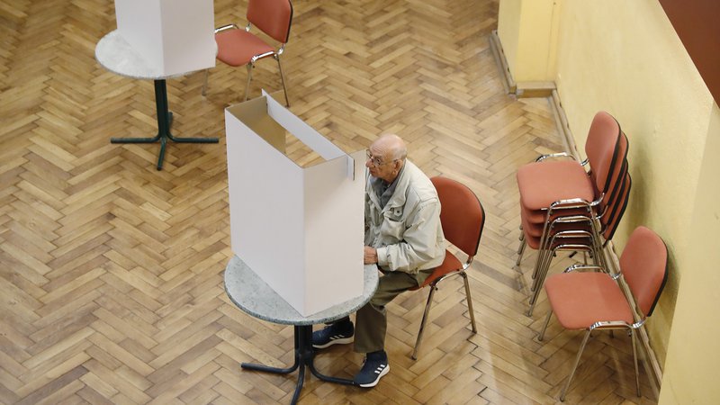 Fotografija: Referendumske pobude so pogosto tudi v funkciji ozkih političnih interesov strank, v povezavi s prihajajočimi volitvami ali so poskus krepitve javnomnenjske podpore. FOTO: Leon Vidic/delo