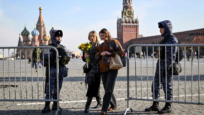 Fotografija: Po terorističnem napadu so v Rusiji poostrili nadzor na javnih mestih. FOTO: Natalija Kolesnikova/AFP