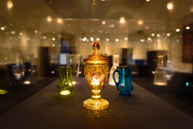 Ena od pomembnejših zbirk je stalna steklarska razstava. Prikazuje del bogate tradicije kozjanskih gozdnih steklarn oziroma glažut, razstavljeni izdelki so večinoma iz 19. in 20., tudi 18. stoletja. Poleg zgodovine so želeli predstaviti tudi tehnike obdelave stekla. FOTO: arhiv Gradu Podsreda