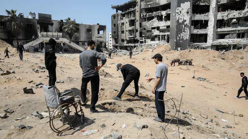 Fotografija: Število žrtev izraelskega uničevanja Gaze je včeraj preseglo 33.000. FOTO: Dawoud Abu Alkas/Reuters