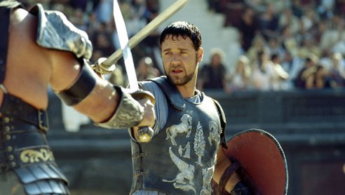 Fotografija: Najbolj znana vloga Russlla Crowa je gotovo rimski general in potem gladiator Maximus v zgodovinskem akcijskem spektaklu Gladiator iz leta 2000, za katerega je dobil oskarja. FOTO: Dokumentacija Dela