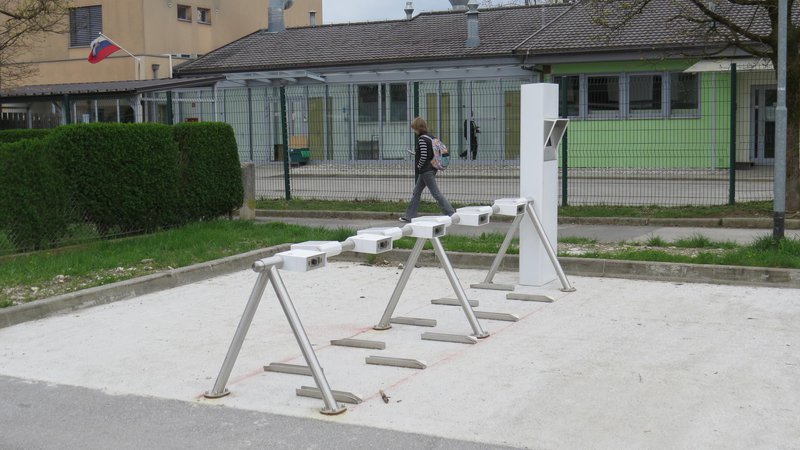 Fotografija: Postajališče za izposojo koles pred vrtcem Palček na Viru je že nared, sistem pa bo zaživel 19. aprila. FOTO: Bojan Rajšek/Delo
