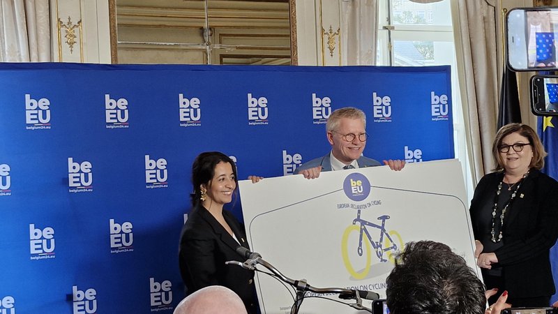 Fotografija: Karima Delli, Georges Gilkinet in Adina Vălean so podpisali kolesarsko deklaracijo. FOTO: Borut Tavčar/Delo