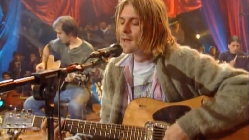 Fotografija: Kurt Cobain med snemanjem albuma v živo v svoji prepoznavni opravi. FOTO: Julien’s Auctions