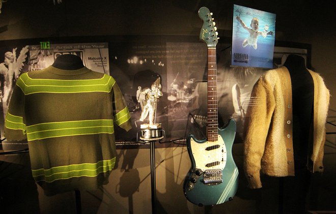 Predmeti, ki spominjajo na legendarnega glasbenika. FOTO: Anthony Bolante/Reuters