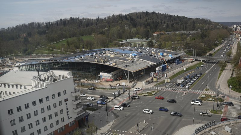 Fotografija: Športni center Ilirija, ki naj bi ga odprli poleti, je ocenjen na 65,2 milijona evrov. FOTO: Leon Vidic/Delo