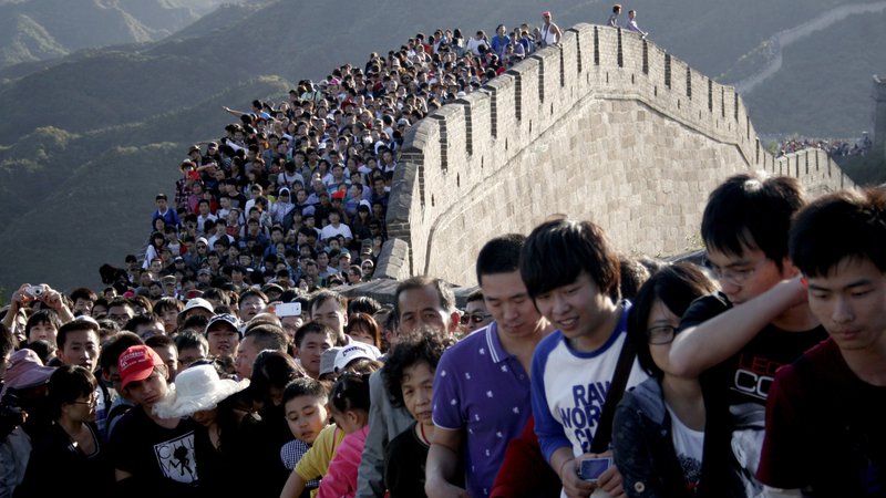 Fotografija: Turisti oblegajo veliki zid. FOTO: Stringer/china Reuters Pictures