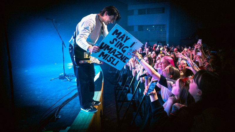 Fotografija: Bojan Cvjetićanin, pevec skupine Joker Out, v Helsinkih nagovarja občinstvo. FOTO: Vita Orehek