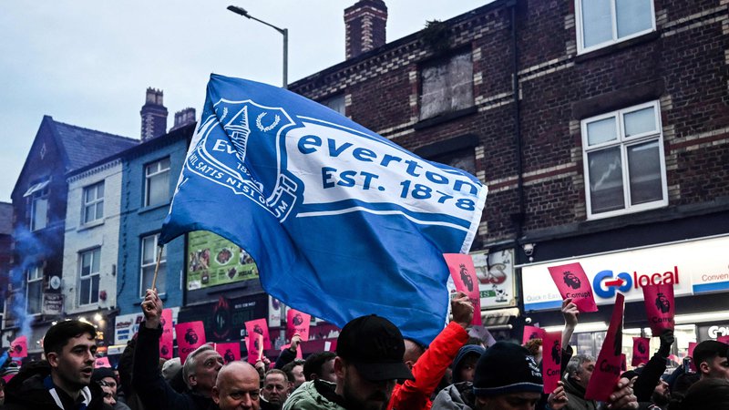 Fotografija: Evertonovi navijači protestirajo zaradi kazni. FOTO: Paul Ellis/AFP