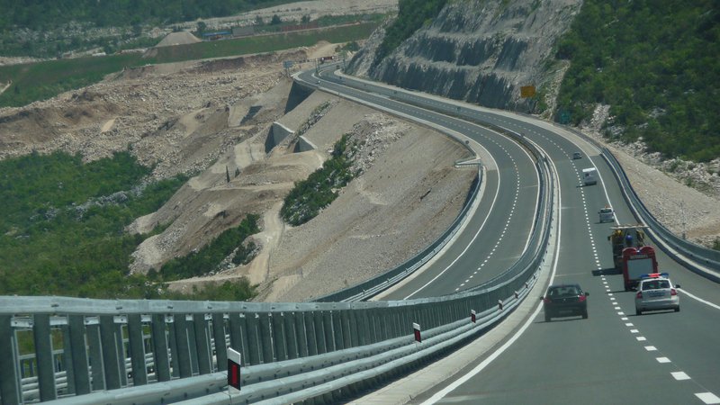 Fotografija: Hrvaška v velikem zamahu dograjuje manjkajoče avtoceste. FOTO: Dejan Vodovnik/Delo
