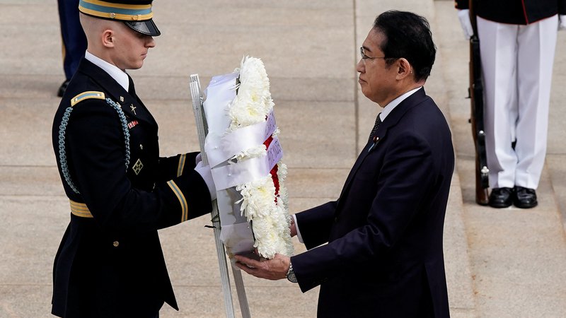 Fotografija: Japonski premier Fumio Kišida je včeraj prispel v ZDA in položil venec na grob neznanemu vojaku v Arlingtonu. FOTO: Joshua Roberts/Reuters