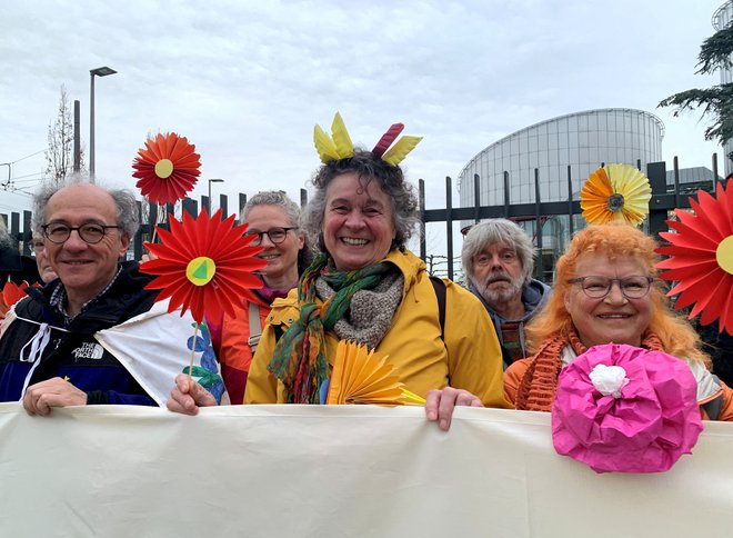 Podporniki Babic za zaščito podnebja pred sodiščem v Strasbourgu marca lani. FOTO: Emma Farge/Reuters