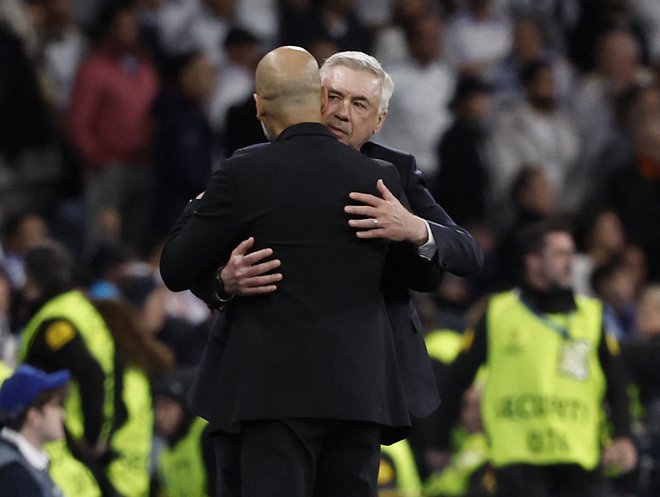 Ancelotti in Guardiola sta se po tekmi prijateljsko objela. FOTO: Juan Medina/Reuters