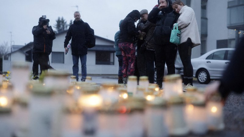 Fotografija: Po streljanju na eni od finskih osnovnih šol se je na enem od slovenskih javno dostopnih medijev pojavil komentar z grožnjo o podobnem dogodku tudi v Sloveniji. FOTO: Roni Rekomaa/Reuters