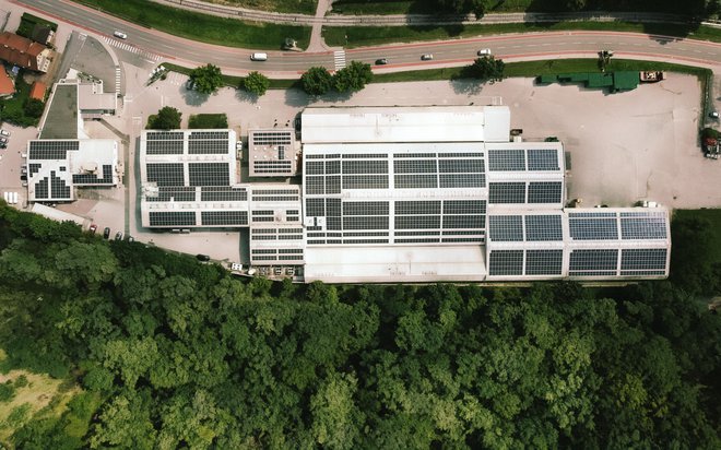 Nova sončna elektrarna na strehi polnilnice Donata odraža zavezanost Atlantic Grupe k trajnostnim praksam ter prispeva k zeleni prihodnosti in okoljski odgovornosti podjetja. FOTO: Arhiv Atlantic Grupa.