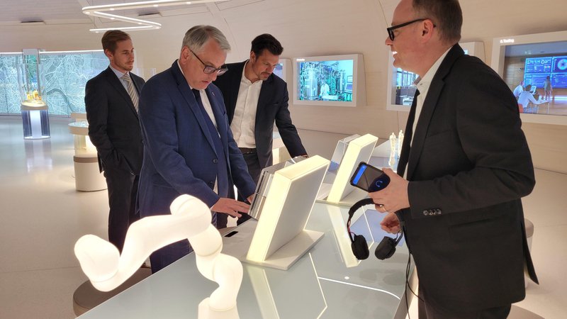 Fotografija: Minister MAtjaž Han je obiskal Novartis, ki v Sloveniji trenutno vlaga pol milijarde evrov. Foto MgtŠ