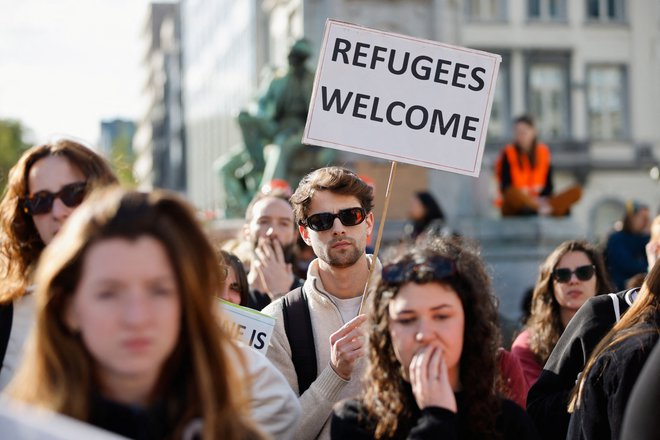 Protestniki pred poslopjem evropskega parlamenta v Bruslju FOTO: REUTERS/Johanna Geron