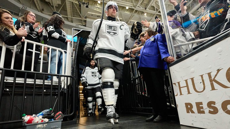 Fotografija: Ko pridrsa na led, je Anže Kopitar kralj, ki se mu klanjajo tudi kolegi v NHL. FOTO: Robert Edwards/Usa Today Sports Via Reuters Con