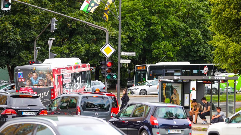 Fotografija: Kako bomo v prihodnje potovali po Ljubljani, bodo strokovnjaki zapisali v novi prometni strategiji. FOTO: Matej Družnik/Delo