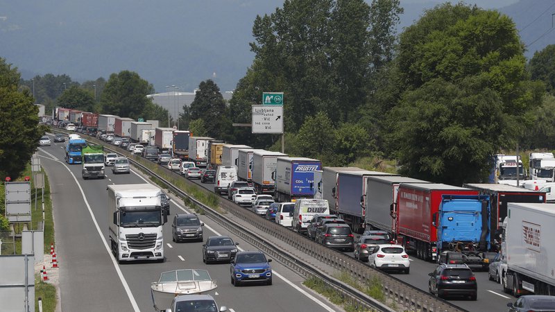 Fotografija: Cestni tovorni promet povzroči približno petino vseh izpustov v transportu. FOTO: Leon Vidic