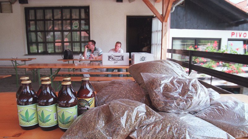 Fotografija: Julija 1998 ob našem obisku Begićeve pivovarne. FOTO: Blaž Samec/Delo