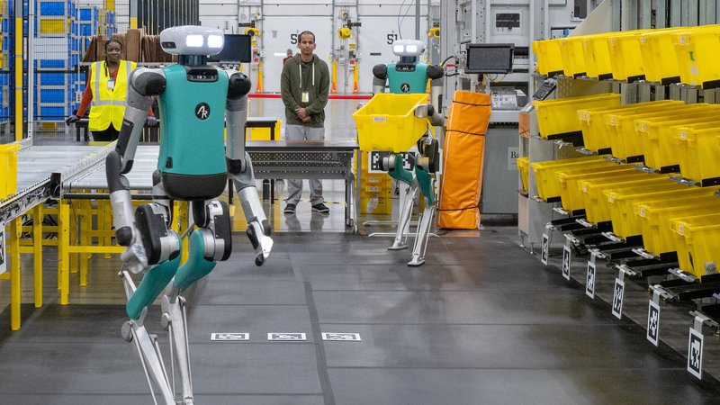 Fotografija: Amazon v svojih skladiščih testira humanoidne robote Digit. FOTO: Jennifer Dudley-Nicholson/Reuters