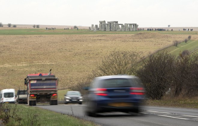 Z umikom prometa pod zemljo bi po mnenju britanske agencije za avtoceste tudi zaradi zmanjšanja hrupa izboljšali izkušnjo obiskovalcev, območju Stonehengea pa vrnili izvirnejšo podobo. FOTO: Steve Parsons/ PA Images