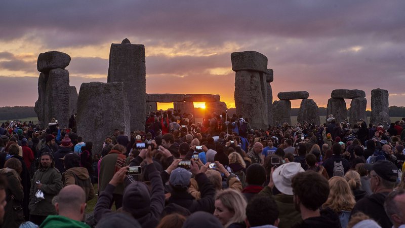 Fotografija: Stonehenge obišče več kot milijon ljudi na leto, pri čemer računajo 23 funtov za ogled megalitskih kamnov ter 61 funtov za tako imenovano izkušnjo kamnitega kroga. Vsako leto poletni solsticij pri Stonehengeu pozdravi več tisoč obiskovalcev. FOTO: Niklas Halle'n/ AFP