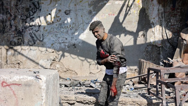 Fotografija: V streljanju izraelske vojske na civiliste v Gazi je bil zadet tudi unicefov konvoj. Omenjeni izraelski napad je povečal število ubitih humanitarnih delavcev v izraelski ofenzivi v Gazi na najmanj 224. Članice Varnostnega sveta so poudarile potrebo po celoviti in pregledni preiskavi incidenta in objavi rezultatov. V zadnjem dnevu je bilo v izraelskih napadih v Gazi ubitih več kot 60 ljudi. Foto: Afp
