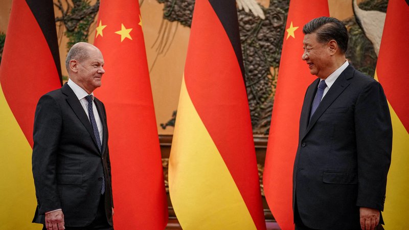 Fotografija: Nemški kancler Olaf Scholz se je s kitajskim predsednikom Xi Jinpingom v Pekingu prvič srečal novembra 2022. FOTO: Kay Nietfeld/REUTERS