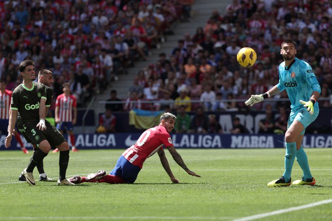 Angel Correa je takole zabil drugi gol za Atletico. FOTO: Thomas Coex/AFP