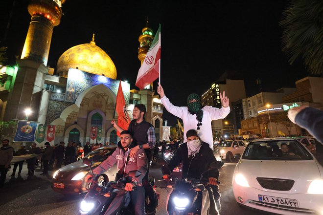 V Teheranu so napad proslavil z vihranjem iranskih in palestinskih zastav. FOTO: Atta Kenare/AFP