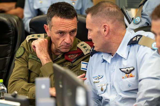 Načelnik generalštaba izraelske vojske Herzi Halevi (levo) na sinočnjem sestanku v Tel Avivu FOTO: IDF/AFP