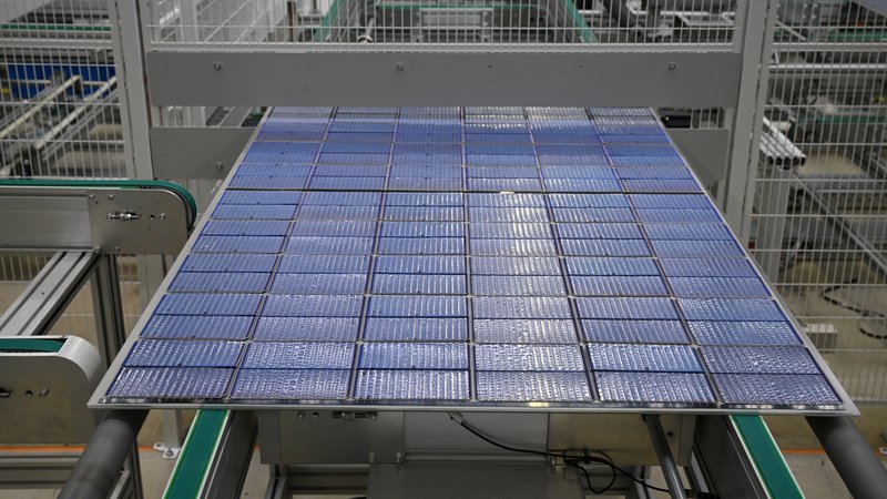Fotografija: Eden večjih evropskih proizvajalcev sončnih panelov Meyer Burger seli del proizvodnje v ZDA. FOTO: Annegret Hilse/Reuters