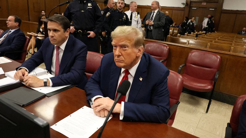 Fotografija: Donald Trump bo moral v prihodnjih šestih tednih od ponedeljka do petka sedeti na procesu z edino izjemo srede. Ni še znano, ali se bo sploh lahko udeležil sinove mature. FOTO: Jefferson Siegel/Reuters