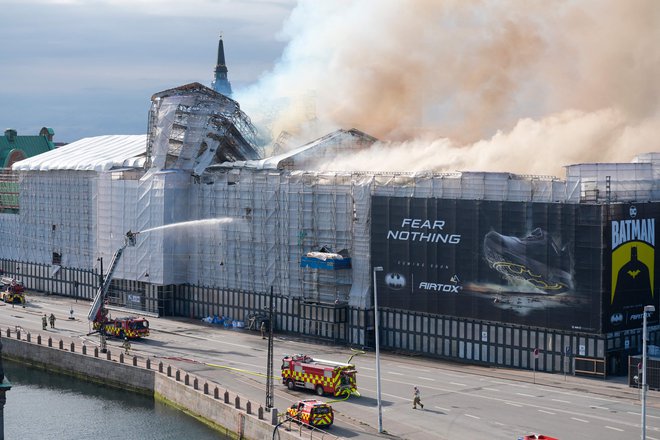 Iz stavbe se vijejo gost dim in visoki plameni, več ulic in območje okoli stavbe je zaprtih. FOTO: Emil Helms/AFP
